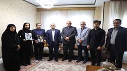دیدار معاون بهداشت و درمان بنیاد با خانواده شهیده «مائده دهاقین»